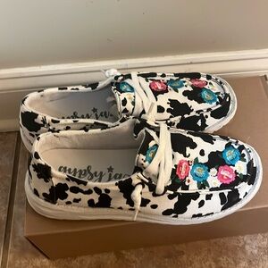 New Gypsy Jazz cow print with embroidered flowers Size 8